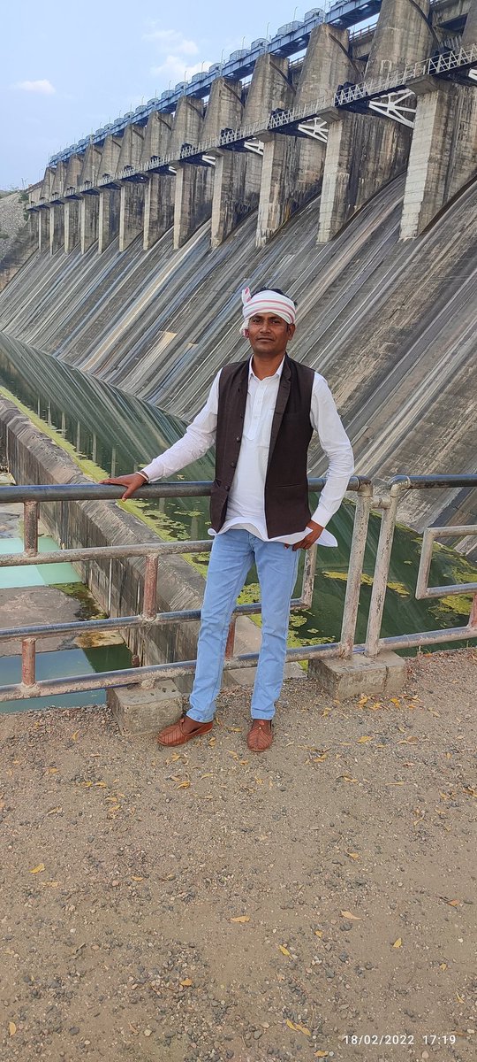 RoatKantiBhai's tweet photo. माही डेम बनाकर पूरे बाँसवाड़ा को पान��� नही मिला ठीक उसी प्रकार से ट्राइबल यूनिवर्सिटी बनाकर बीएड कोर्स में कर्म कांड कोर्स रखा गया वेद का वो एक ��ड्यंत्र है उसे तत्काल बन्द करके रोजगार वैज्ञानिक सवैधानिक कोर्स करवाया जावे जबरन धार्मिकता मत परोसे 
@RajCMO 
@ashokgehlot51 https://t.co/SG0K56czOb