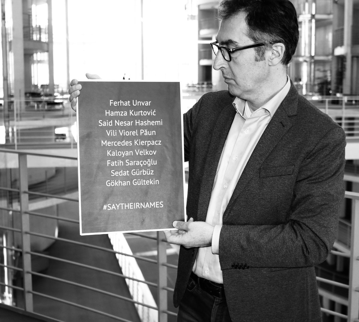 Vor 2 Jahren wurden neun Menschen in #Hanau ermordet. Die Todesursache: Rassismus. Ich denke an die Opfer, ihre Familien, Freundinnen &amp; Freunde, und an all jene, die den tiefen Schmerz, den die Anschläge hervorgerufen haben, immer noch spüren. Wir werden sie nicht vergessen!