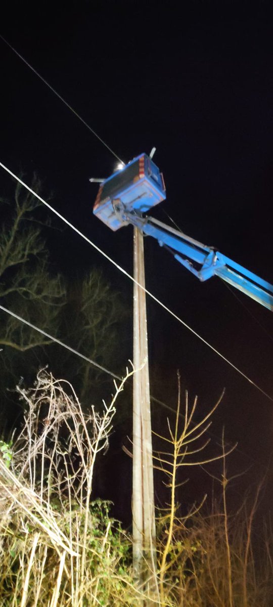 enedis_hdf's tweet photo. #TempeteEunice Les équipes @enedis sont restées mobilisées cette nuit afin de poursuivre la réalimentation des clients. A 7h, 75 000 foyers sont privés d'électricité. 60% des clients ont désormais retrouvé l'⚡️. De nouveaux renforts arrivent pour assurer les différents chantiers. https://t.co/AIJArZIY2l