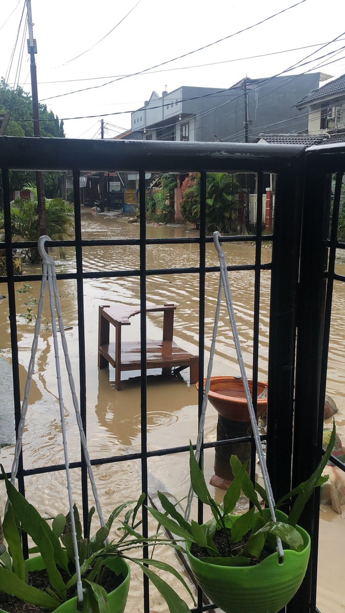 helechamut's tweet photo. Tolong dibantu @PemkotaBogor ini vila nusa indah 2 habis banjir,,hujan deres jadi banjir lokal lagi,,, https://t.co/uBs0xrfDW8