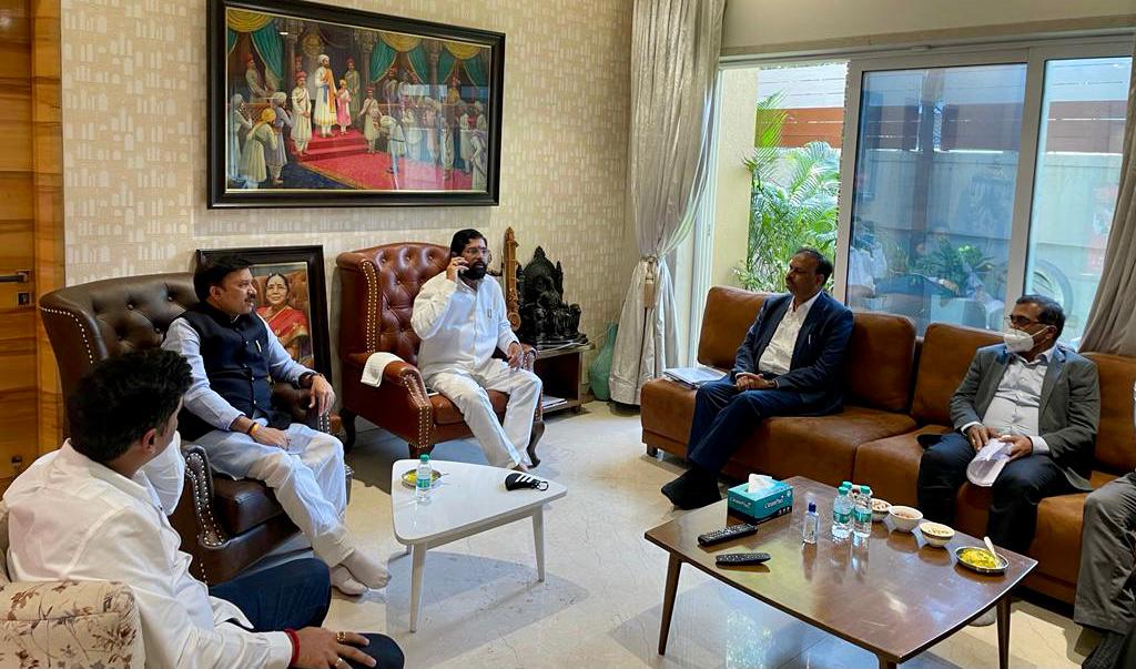 devusinh's tweet photo. Held a very fruitful meeting with Hon. Minister of Urban Development &amp; PWD of Maharashtra shri @mieknathshinde ji &amp; Hon. MP of Kalyan, shri @drSEShinde Ji regarding resolution of long pending issues of BSNL &amp; MTNL,CMD BSNL &amp; MTNL and officials of Maharastra govt were also present https://t.co/FknOO8VlwV