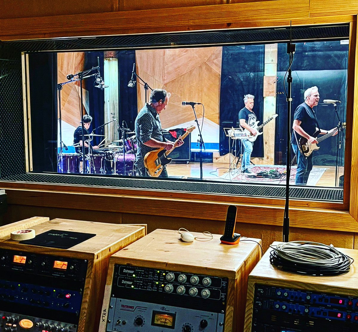 Enrique Lavigne (@enriquelavigne) on Twitter photo Hoy sábado rodamos like a Rolling Stone con <a href="/HombresG/">Hombres G Oficial</a> <a href="/serranodavid75/">David Serrano</a> <a href="/DavidSummersHG/">David Summers</a> <a href="/sonypictures_es/">Sony Pictures España</a> <a href="/_elestudio_/">EL ESTUDIO</a> <a href="/ApacheFilmsProd/">ApacheFilmsProd</a> Hoy sábado rodamos like a Rolling Stone con <a href="/HombresG/">Hombres G Oficial</a> <a href="/serranodavid75/">David Serrano</a> <a href="/DavidSummersHG/">David Summers</a> <a href="/sonypictures_es/">Sony Pictures España</a> <a href="/_elestudio_/">EL ESTUDIO</a> <a href="/ApacheFilmsProd/">ApacheFilmsProd</a>