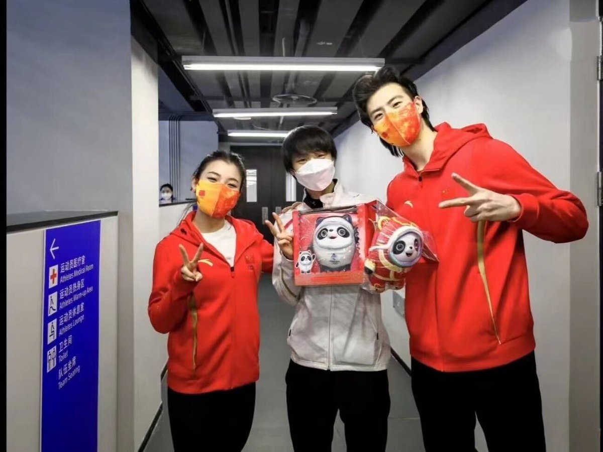 Olympics's tweet photo. Gift time! Wang Shiyue and Liu Xinyu made sure Hanyu Yuzuru did not leave Beijing without a limited edition #BingDwenDwen 😭

📸: @Beijing2022 

#羽生結弦 https://t.co/aNWUgr9f3X