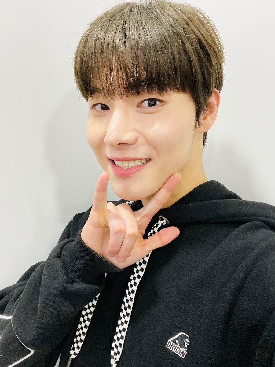 RBW_tmi's tweet photo. 49. 원위 용훈과 원어스 시온은 색깔만 다른 같은 후드티를 착용했다. 시온은 데뷔 전부터 착용했던 본인 옷이다. https://t.co/W0T8e5sqne