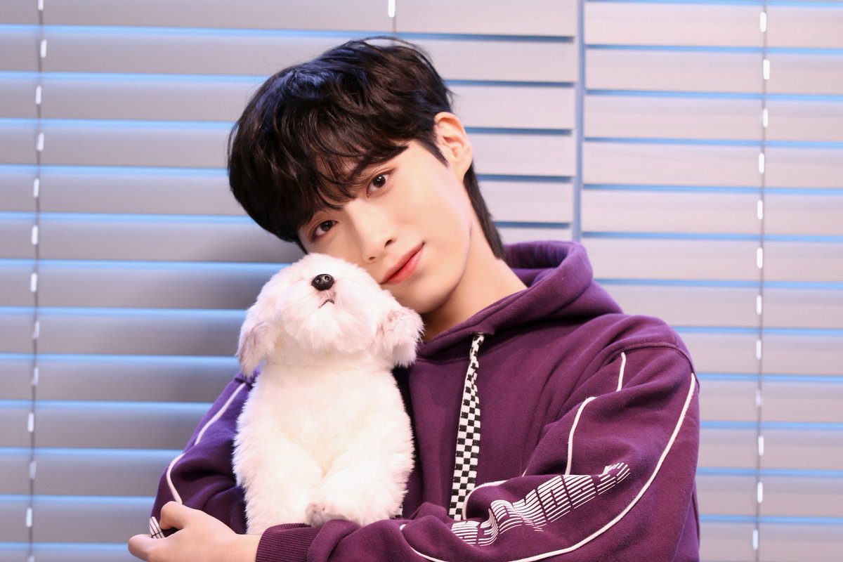 RBW_tmi's tweet photo. 49. 원위 용훈과 원어스 시온은 색깔만 다른 같은 후드티를 착용했다. 시온은 데뷔 전부터 착용했던 본인 옷이다. https://t.co/W0T8e5sqne