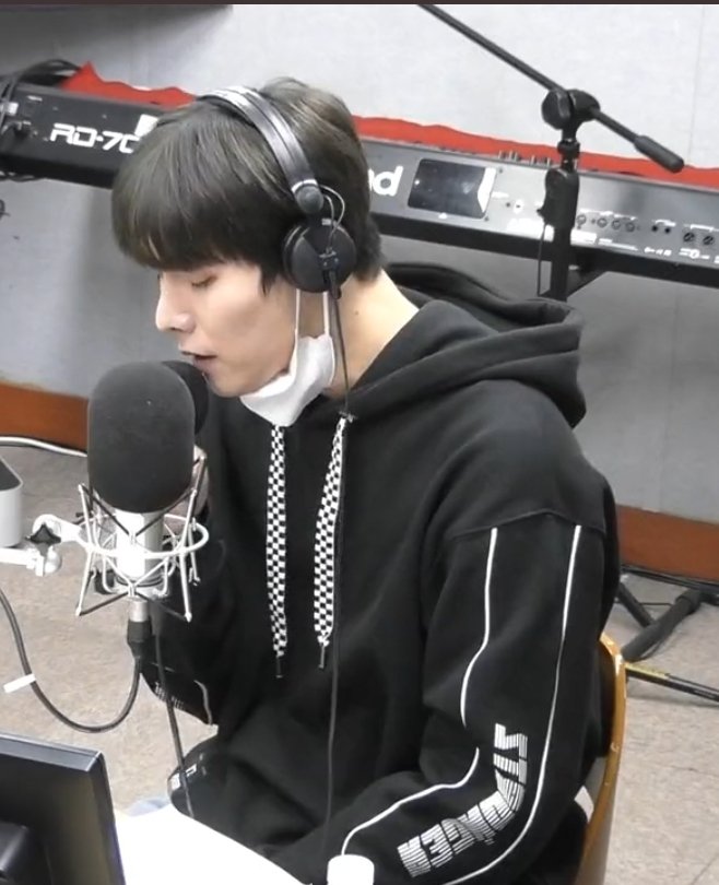 RBW_tmi's tweet photo. 49. 원위 용훈과 원어스 시온은 색깔만 다른 같은 후드티를 착용했다. 시온은 데뷔 전부터 착용했던 본인 옷이다. https://t.co/W0T8e5sqne