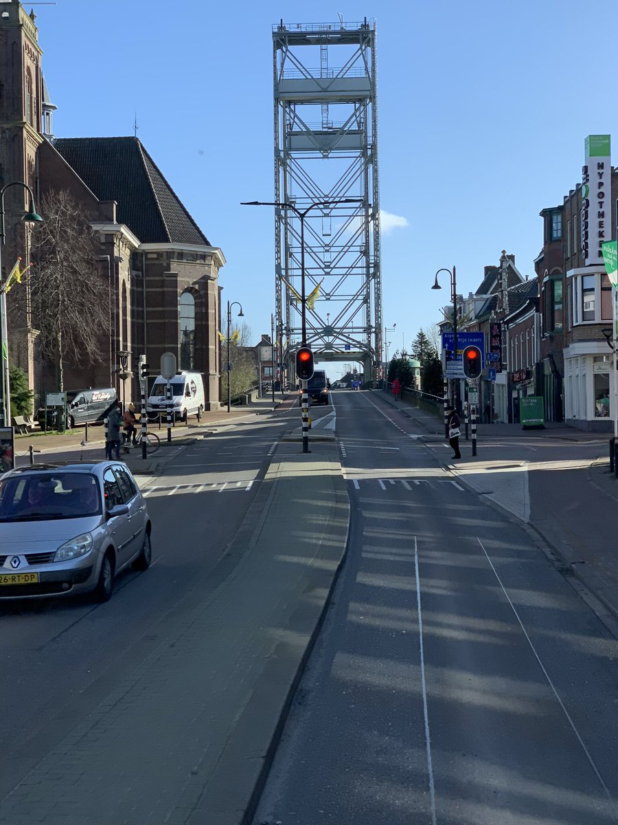 poomens70's tweet photo. Olielekkage bij wiel? Oh nee, er loopt hier n hond… #onsmakelijk , Boskoop, soms best lastig om geschikte P te vinden als je veel binnendoor rijdt, lossen in parkeergarage #mijnweekin4fotos https://t.co/fvrKAyoL8R