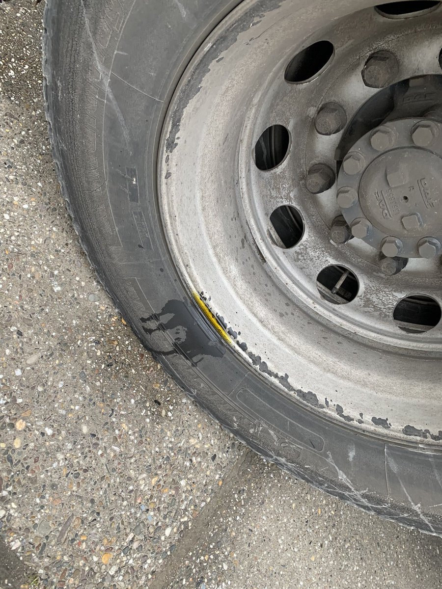 poomens70's tweet photo. Olielekkage bij wiel? Oh nee, er loopt hier n hond… #onsmakelijk , Boskoop, soms best lastig om geschikte P te vinden als je veel binnendoor rijdt, lossen in parkeergarage #mijnweekin4fotos https://t.co/fvrKAyoL8R