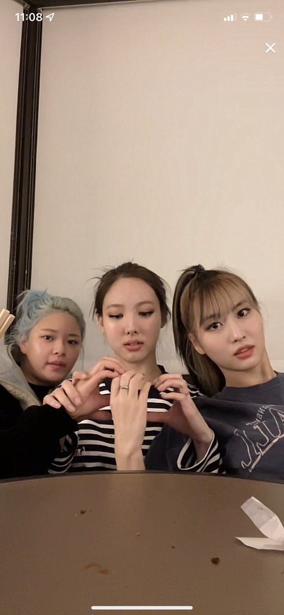 myjeongarchives's tweet photo. : can you make a heart together? https://t.co/GFi40rWsvx