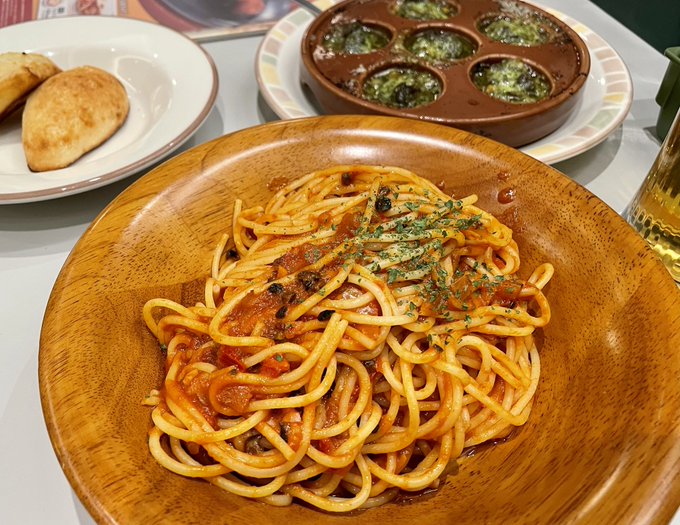 サイゼで喜ぶ女 