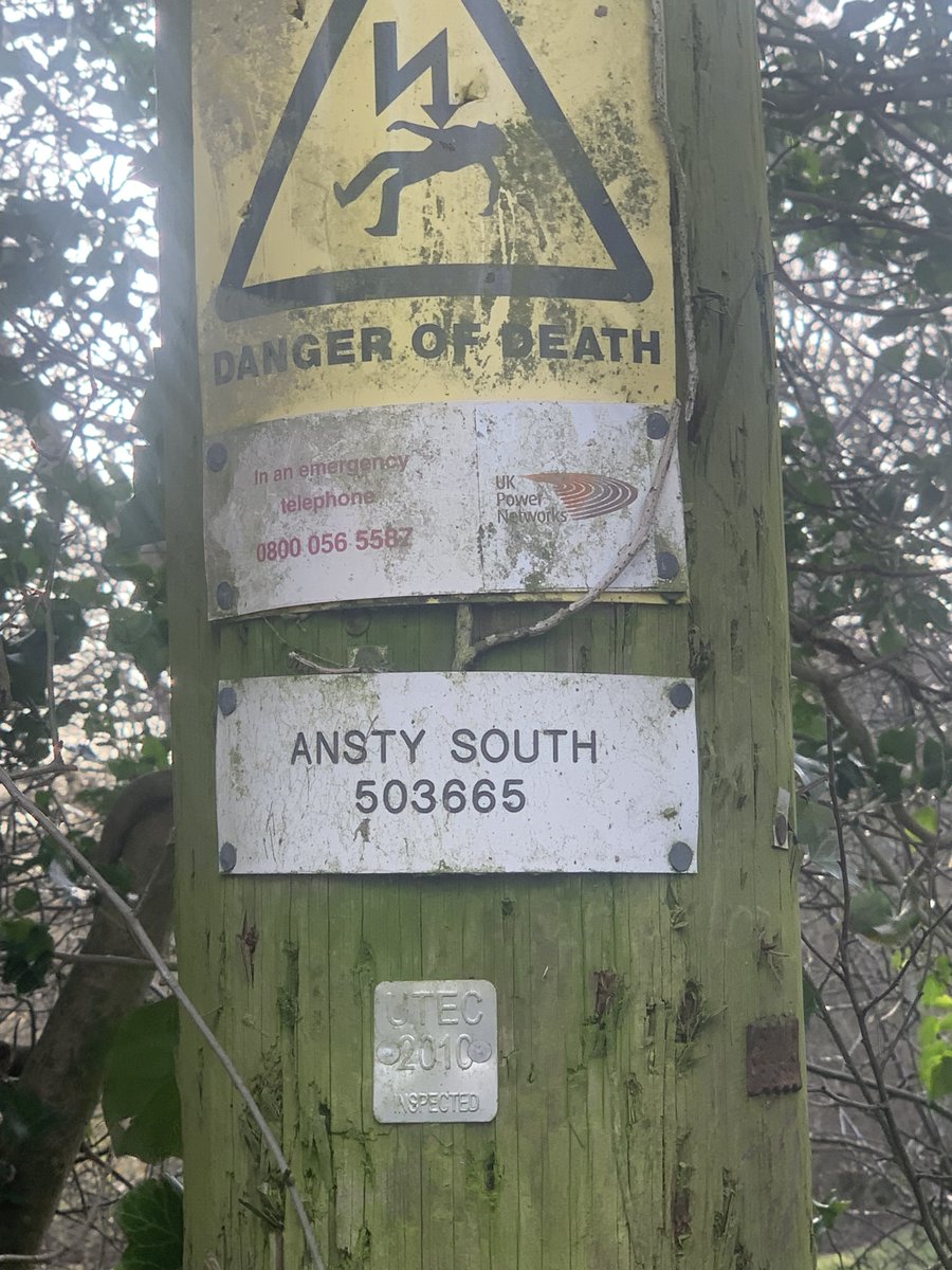 andybalc's tweet photo. @UKPowerNetworks Day 2 power off RH17 stop telling me it overhead powerlines, it's a trip switch on the box on top of the pole, can you get your man with his big pole to drop by and get his long pole out please and sort it out. https://t.co/GZaHZGJ3RV