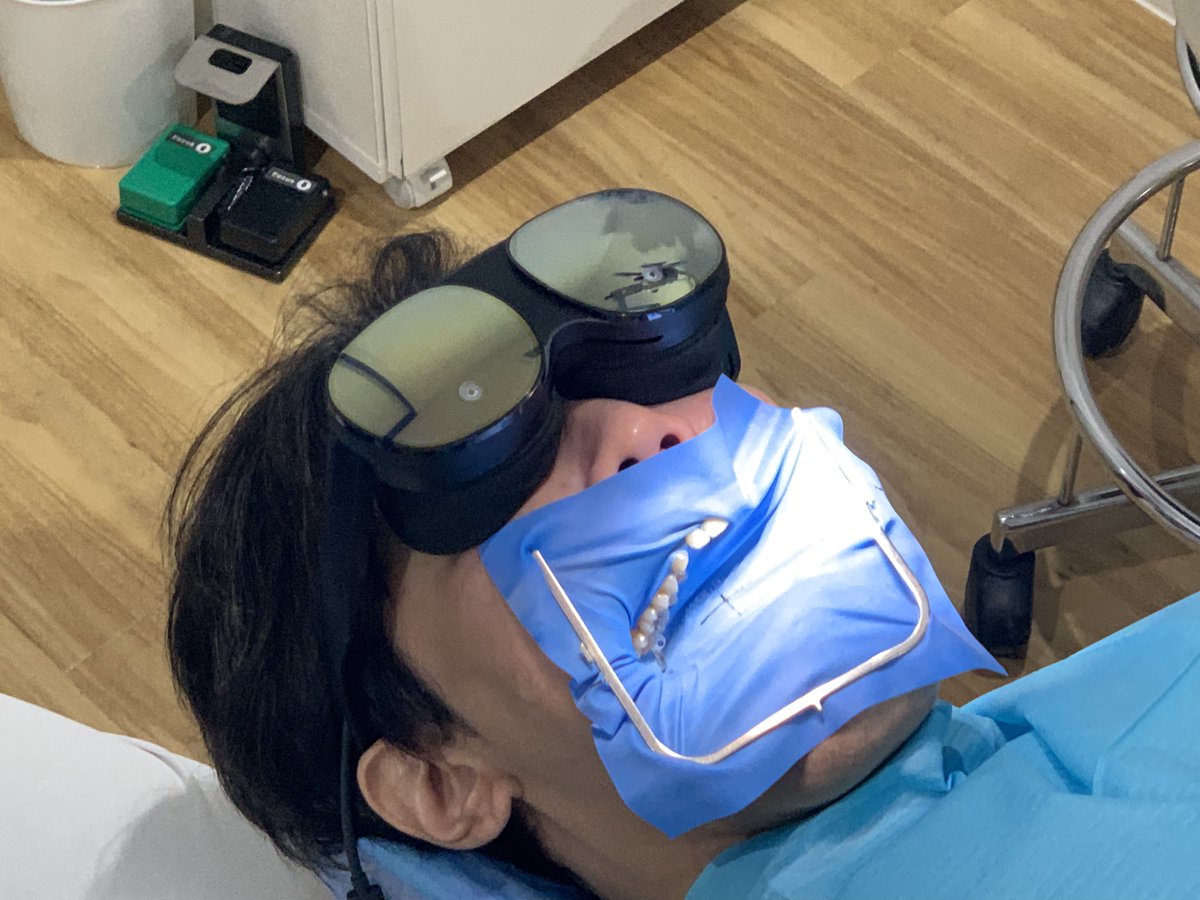 Niijima_xCura's tweet image. 治療体験をエンターテイメントにすべく実験中。

初めてVIVE Flowを治療中に使ってみたけど、薄いから治療の邪魔にならず、良さそう。

患者さんの痛みや不安が軽減出来ますように。
リリースまで、あともう少し。

#治療をエンターテイメントに
#VIVEFlow
#VRTherapy
#xCura