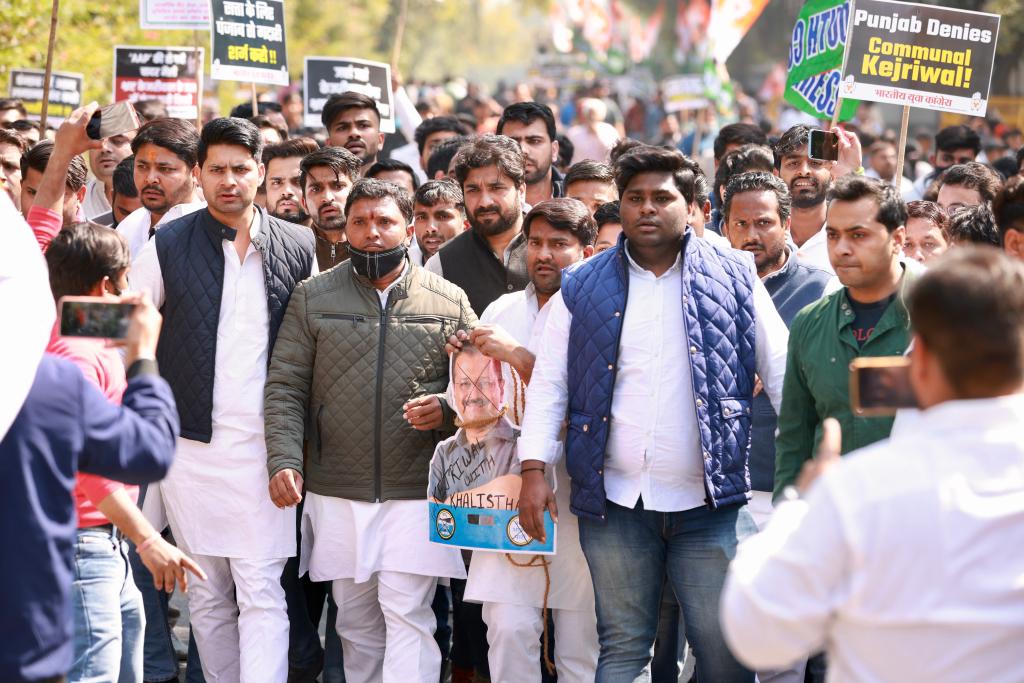 zaheergul1111's tweet photo. #RT @CHOTIWALA: RT @IYC: पंजाब में सत्ता पाने के लिए अलगाववादियों का समर्थन लेने एवं पंजाब में अशांति फैलाने की साजिश रचने वाले अरविंद केजरीवाल के खिलाफ युवा कांग्रेस का विरोध प्रदर्शन। https://t.co/650h0DRxDJ