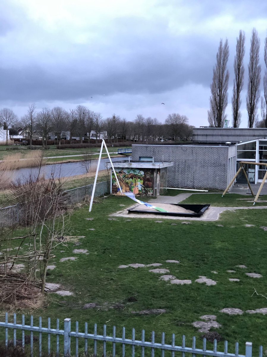 #StormEunice heeft huisgehouden op ons schoolplein. Ten koste van vlaggenmast &amp; met hulp van #IVN zelfgebouwde wilgentenen hut. Jammer! De kinderen speelden graag in de hut. Kado’s van ouders (doel &amp; bankjes) uit voorzorg in de schuur gezet. #zeewolde #onderwijs #storm #Flevoland