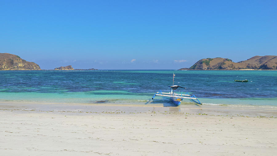 Tranquil scene of a blue white #longtailboat on a very #whitebeach the whitest #sandbeach I ever seen, here on #Lombok #Island at #TanjungAn. A #relax #beach scenery. 

pixels.com/featured/a-par…

#ThisSpringBuyArt 
#SpringForArt 
#wallart #seascape