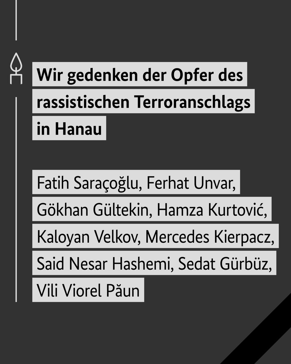 Eine schwarze Tafel mit Kerzensymbol. Darauf zu lesen: Wir gedenken der Opfer des rassistischen Terroranschlags in Hanau: Fatih Saraçoğlu, Ferhat Unvar, Gökhan Gültekin, Hamza Kurtović, Kaloyan Velkov, Mercedes Kierpacz, Said Nesar Hashemi, Sedat Gürbüz und Vili Viorel Păun