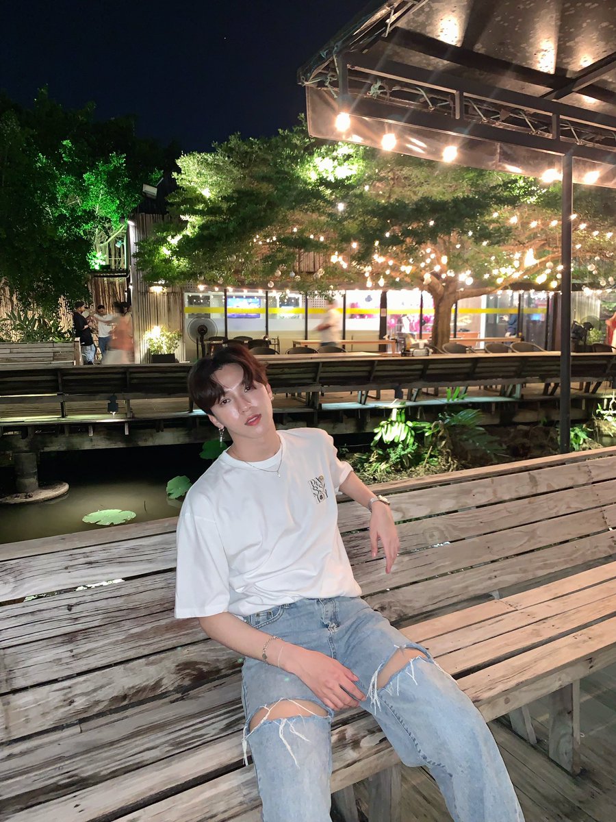 Shanerler's tweet photo. มัวแต่มอง  มานั่งข้างๆนี่มาาา https://t.co/60dzYTaqne