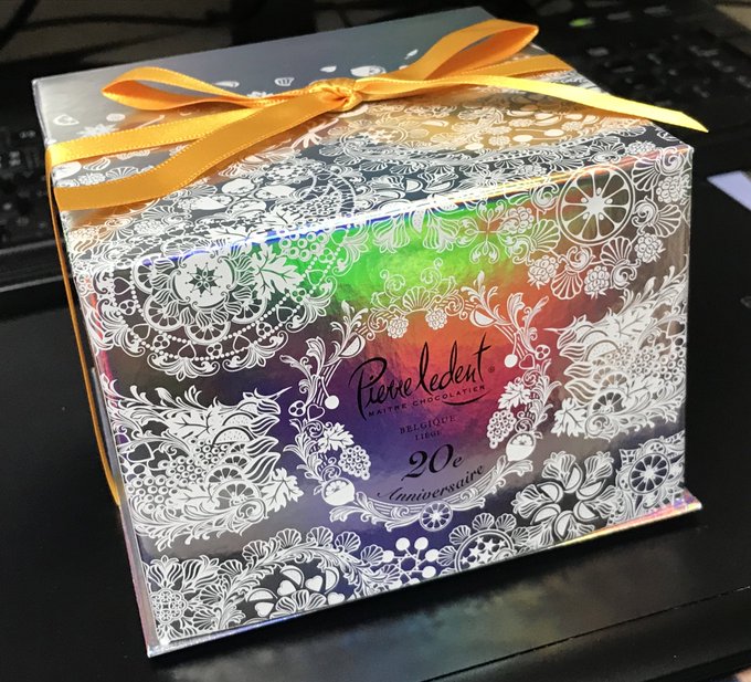 上げたと思ったけどあげてなかったから今年の蜻蛉切さん用のチョコレート!
外装がめちゃくちゃ綺麗だろう?💕☺️💕
七色に光るんじゃ 