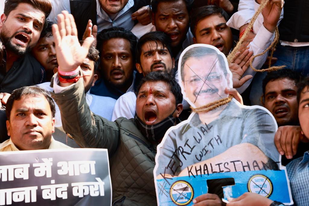 zaheergul1111's tweet photo. #RT @CHOTIWALA: RT @srinivasiyc: #Kejriwal_YesOrNo का सवाल लेकर दिल्ली में अरविंद केजरीवाल के घर के बाहर हमारा प्रदर्शन जारी है,

आखिर क्यों सत्ता के लालच में केजरीवाल अलगाववादियों का सहारा ले रहे है? 

आखिर क्यों सीधे सवाल का जवाब देने की जगह केजरीवाल न… https://t.co/6Hp9wf4ens