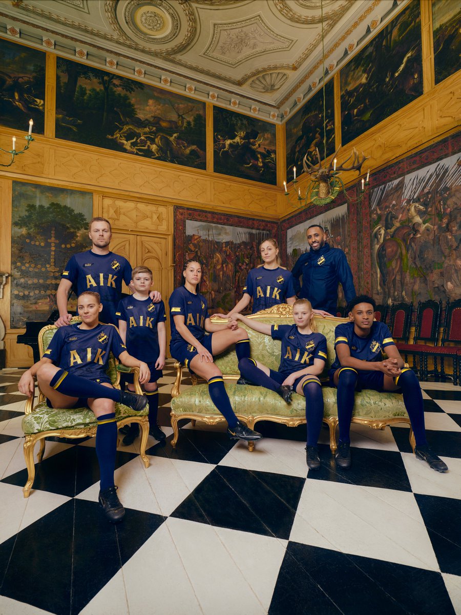 AIKfotboll's tweet photo. Svartgult hjärta, blått blod. Från slottet till orten, vi är klubben för alla. En klubb med storslagna anor, under kungligt beskydd. Men våra kungar och drottningar är överallt. En blå blodslinje rinner genom oss, från Solna ut till resten av stan och vidare ut i världen. https://t.co/uTMRa8fcOn