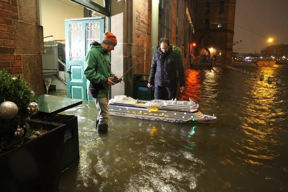 They did it again!

Schön mit der #Aida über die #Elbe schippern 🤣😎

Herrlich!

#MiWuLa #Zeynep #Sturm #Eunice