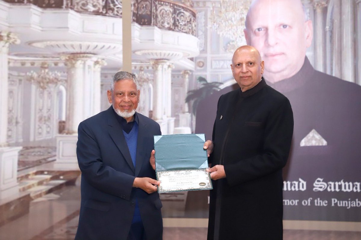 PerveenSarwar's tweet photo. Governor Award. Congratulations to all those who received the Award for their social &amp; professional services.
#ChMuhammadDhillon #MainMuhammadIjaz #MuhammadUmar
#AmjadIslamAmjad @ChMSarwar ⁦@GovernorHouseP⁩.#PK https://t.co/N1CcAnhURq