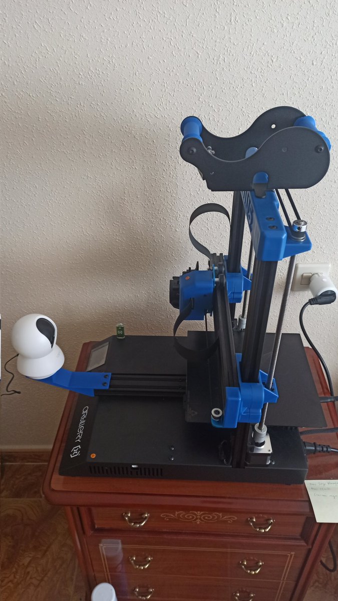 JmakerStore's tweet image. Nueva modificación hecha a la impresora. Es una cámara IP para poder vigilar las impresiones desde cualquier parte. Además tengo un enchufe WiFi para poder apagar la impresora a distancia si hay algún fallo en la impresión.