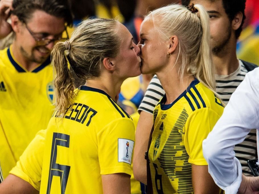 SpheraSports's tweet photo. Hoy 19 de febrero, se celebra el Día Internacional contra la LGTBI-fobia en el deporte. 

Un deporte más tolerante será siempre un deporte más sano. #LGTBIfobia 🏳️‍🌈 https://t.co/DLDFPJg4MN
