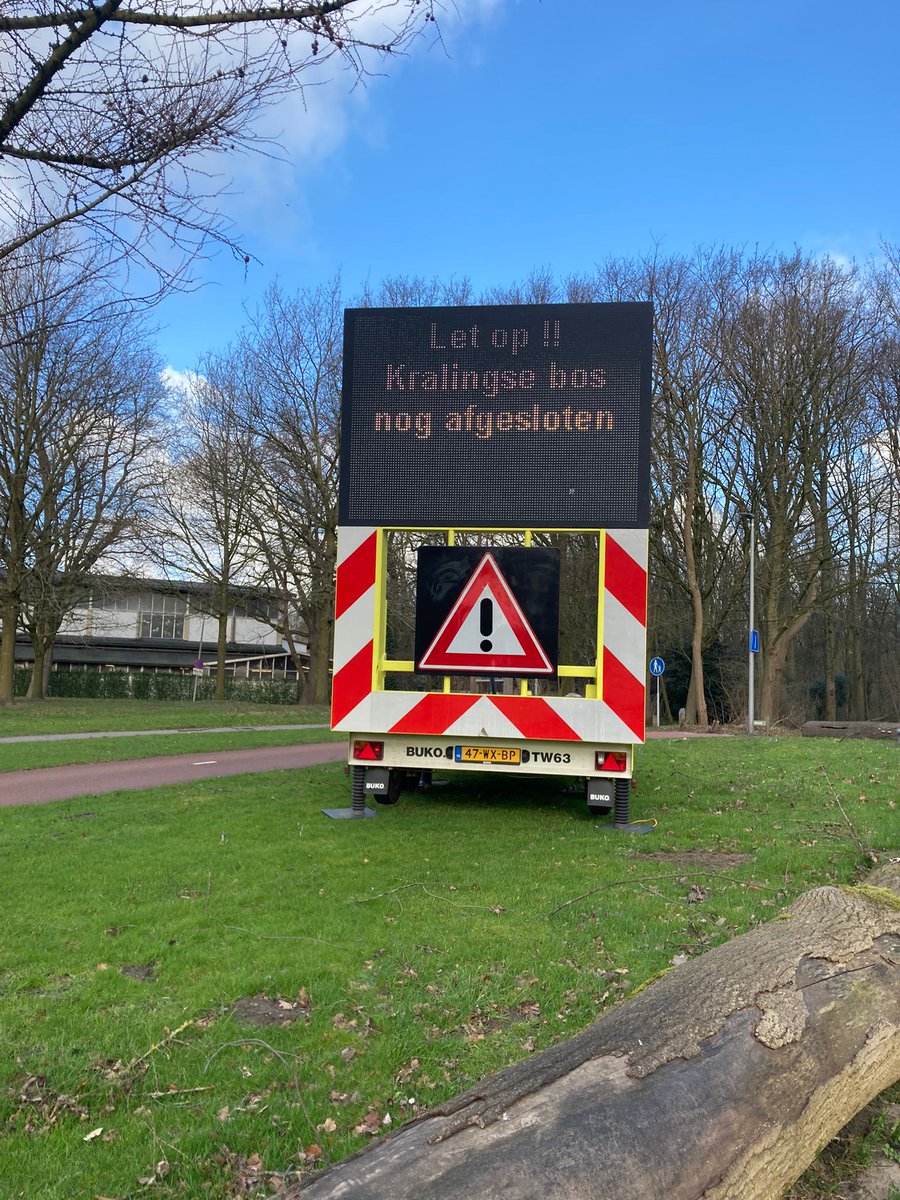 rotterdam's tweet photo. ⚠️Het Kralingse Bos is ook zaterdag nog afgesloten. ⚠️Het is er nog gevaarlijk door bomen die op omvallen staan en vallend hout. #Eunice #Storm #Stormschade https://t.co/BZIvmwiWhJ