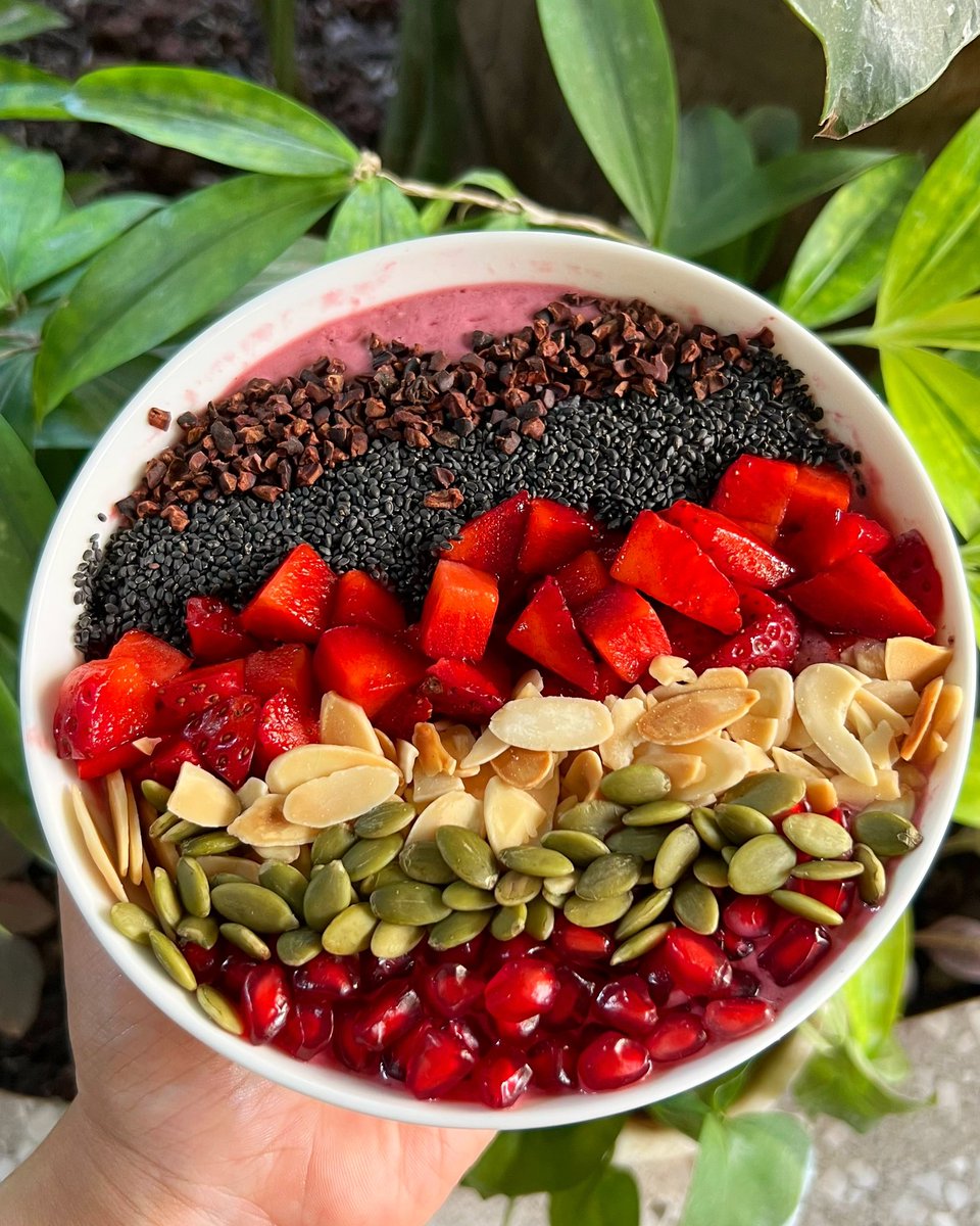Vegan Strawberry Smoothie Bowl 😍
Packed with fresh fruits, nuts and seeds.
So healthy, so crunchy, so yum! 
#bombaysalad #smoothiebowls #vegansmoothies #freshanddelicious