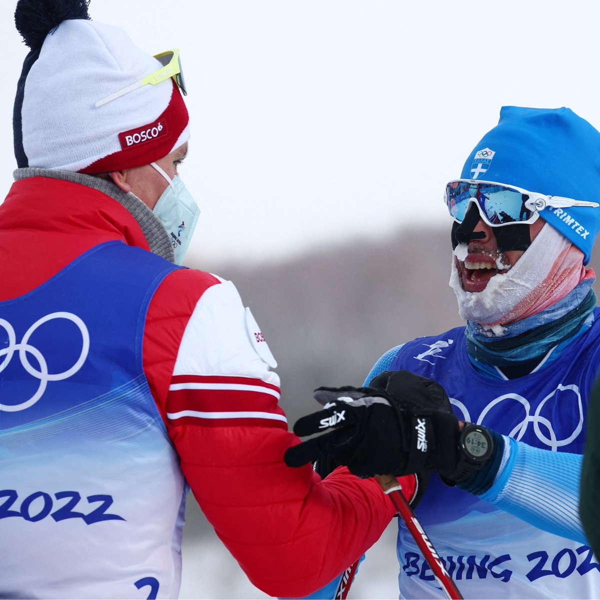 LigaTV's tweet image. После победного финиша Александр Большунов специально дождался самого последнего лыжника – им оказался грек Апостолос Ангелис. Всё для того, чтобы обнять и поддержать аутсайдера!

Короля определяет отношение к свите.  +RESPECT