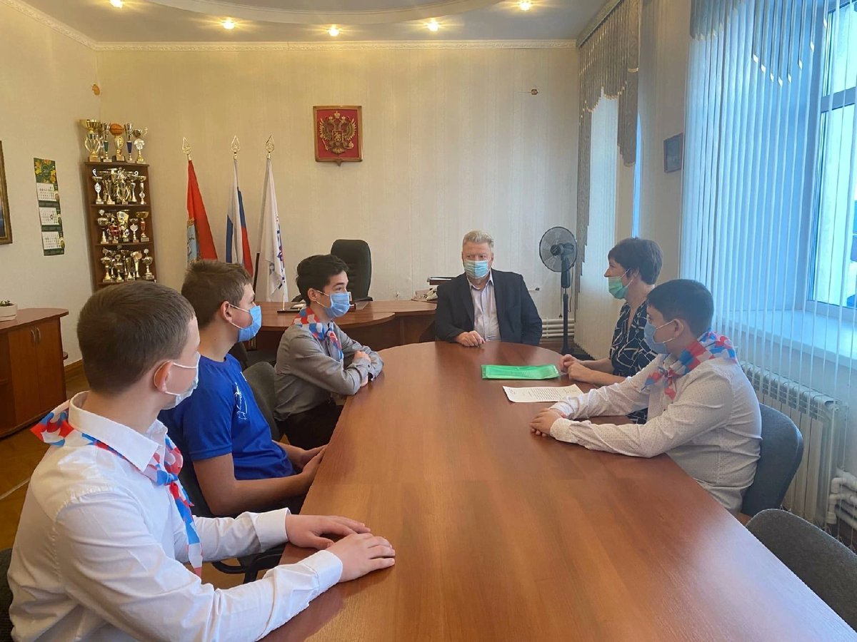 Обсуждение вопроса создания условий для организации раздельного сбора мусора на территории сельского поселения в рамках проекта "Чистое село" с активистами  ГБОУ СОШ "ОЦ" с. Дубовый Умет.
#Волжскийрайон #ДубовыйУмет #Чистоесело #Экология