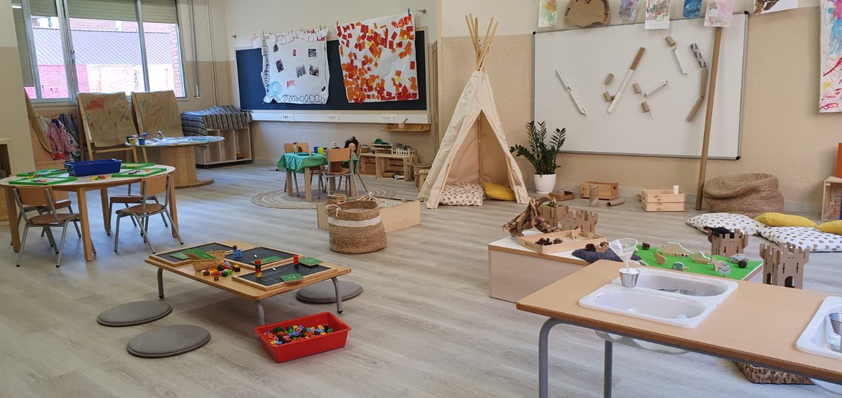 Avui dissabte de Portes Obertes a Gayarre. Hem pogut presentar el nostre projecte a més de 30 famílies del barri que s'han interessat per l'escola. Dilluns i dimecres ho tornarem a fer. Moltes gràcies a tothom per la confiança i a les famílies de l'AFA per donar-nos un cop de mà.
