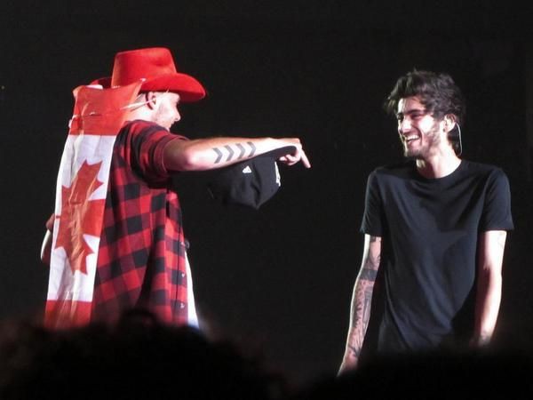 fetusziambot's tweet photo. ziam on stage ♥ https://t.co/FkfY9PZHV6