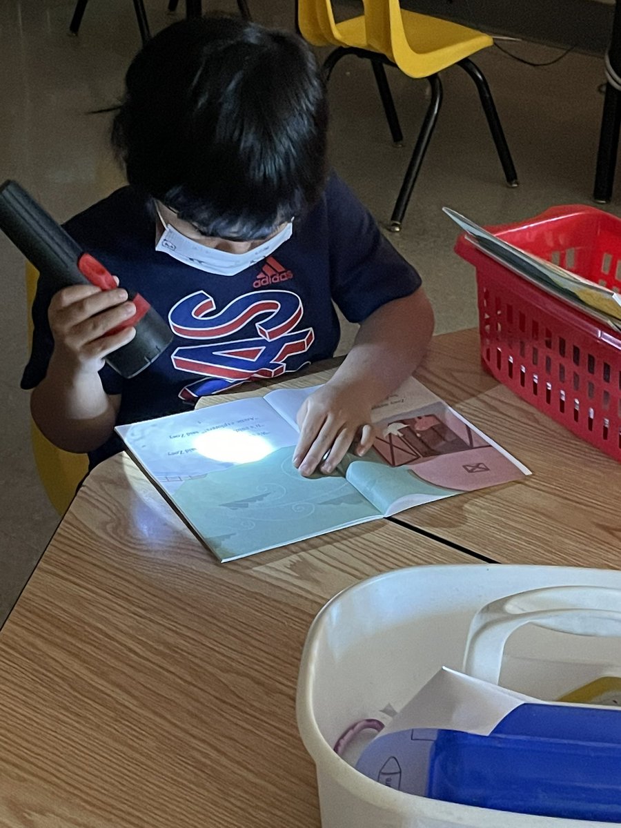 grieppmcb4's tweet photo. K-kids having FUN doing Fairy Tales by Flashlight on a Friday!😊#SPSreads @McBrideMtnLions https://t.co/BkMBOT3Pwp