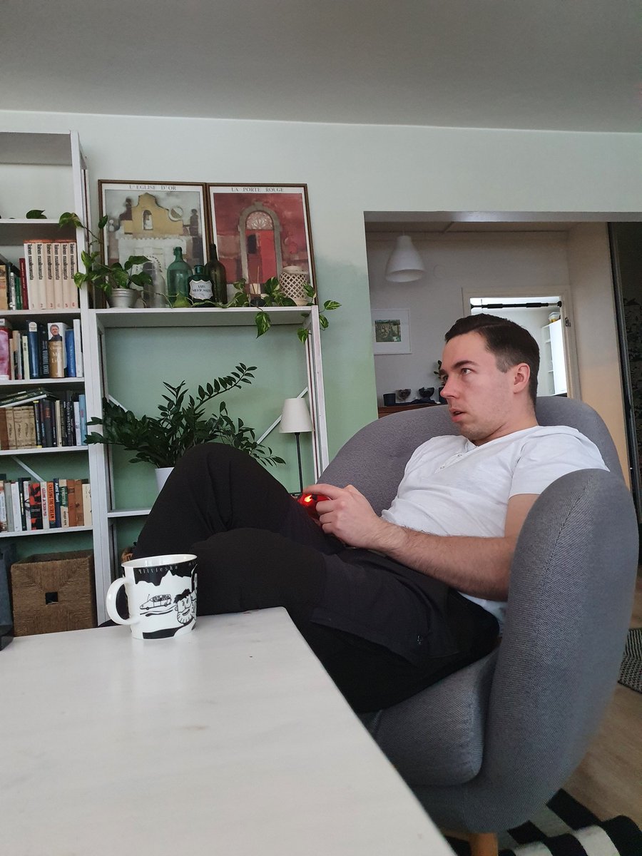 "Miksi sä ostit kolme käytännössä samanväristä huulipunaa?"

Kysyy mies, joka osti just pleikkarille viimeisimmän version änäristä aiemman vuoden version tilalle.

Tuu mulle puhumaan käytännössä samasta tuotteesta. 😒