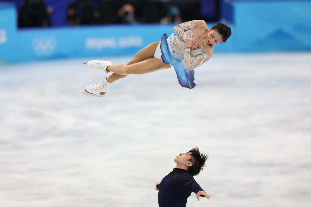 CD_visual's tweet photo. China’s ＃SuiWenjing and ＃HanCong won gold in the figure skating pair skating at the ＃Beijing2022 Olympic Winter Games on Saturday. https://t.co/NYl5LJApX2