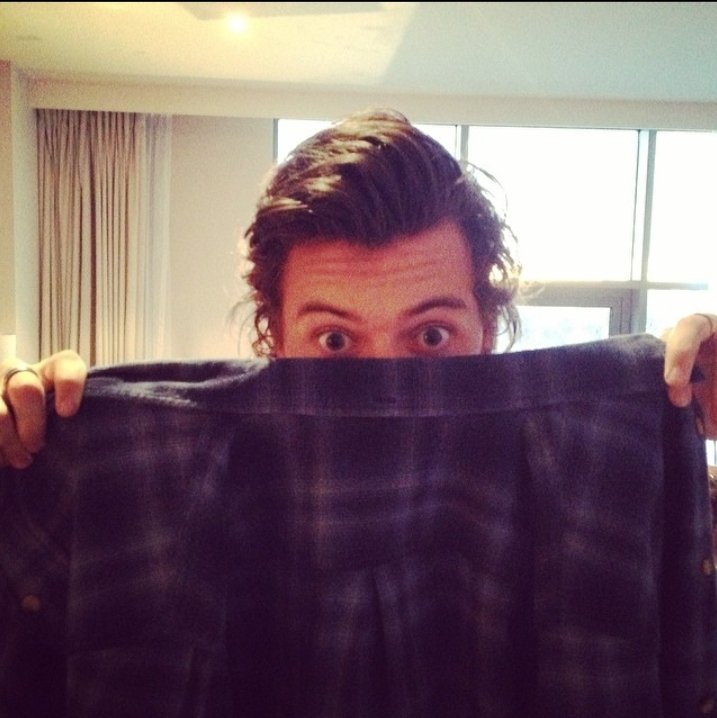 ltthrowbacks's tweet image. 8 years ago (February 19, 2014) - Louis and Harry getting ready for the Brits
"no cups so I went for the pot! :)"
"Harry's currently naked and getting ready for the #BRITs2014"