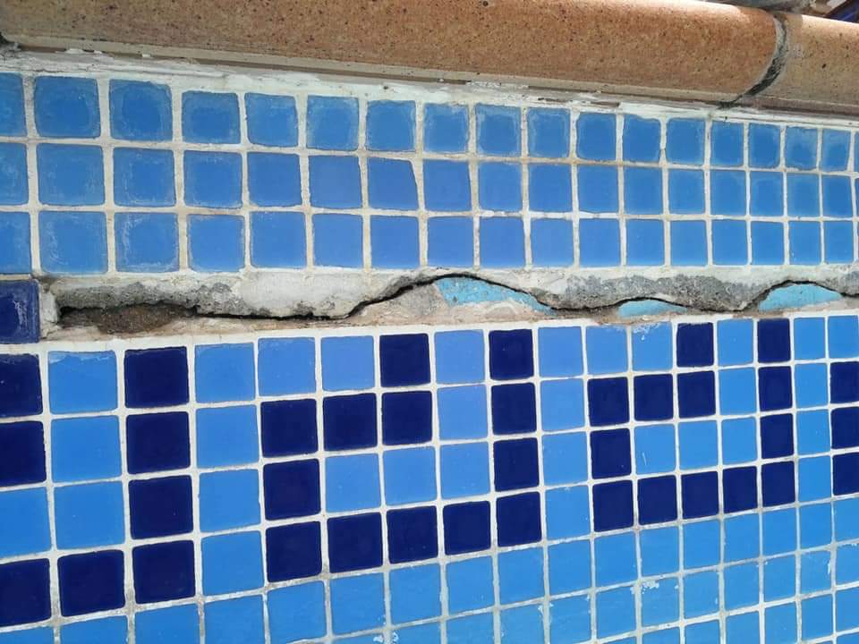 ¿HAS ENCONTRADO EN TU PISCINA UNA FISURA O GRIETA COMO ESTA?
Suele salir a escasos centimetros del borde de la piscina. 
Es visible por partes o en la totalidad del perímetro, y puede tener desprendimiento del revestimiento cerámico.
La solución la tienes en Kerakoll.