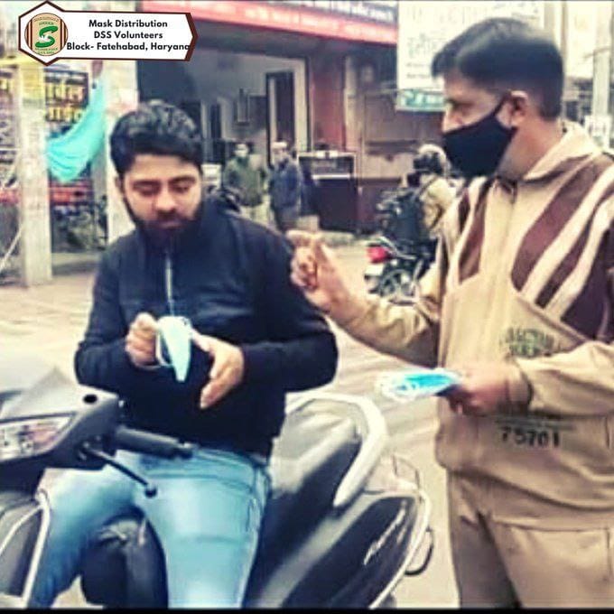 To protect yourself from corona, wear a mask and motivate others and keep a distance of 7 feet. Along with your safety, make others aware,this is true humanity
#FightAgainstCovid 
#Covid19Prevention
#MaskDistribution
#DeraSachaSauda
#SaintDrGurmeetRamRahimSinghJi
#SaintRamRahimJi