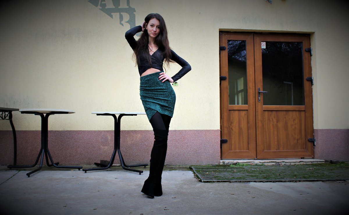 GirlsClothesF's tweet photo. GREEN SKIRT WITH SEQUINS AND SILVER TOP
Video here> https://t.co/cE4D89daHD 
2-piece women's outfit, dress and sequin top worn with long black boots.
#boots #skirt #skinnywoman #fashion @longboots https://t.co/CkYbHqSSiU