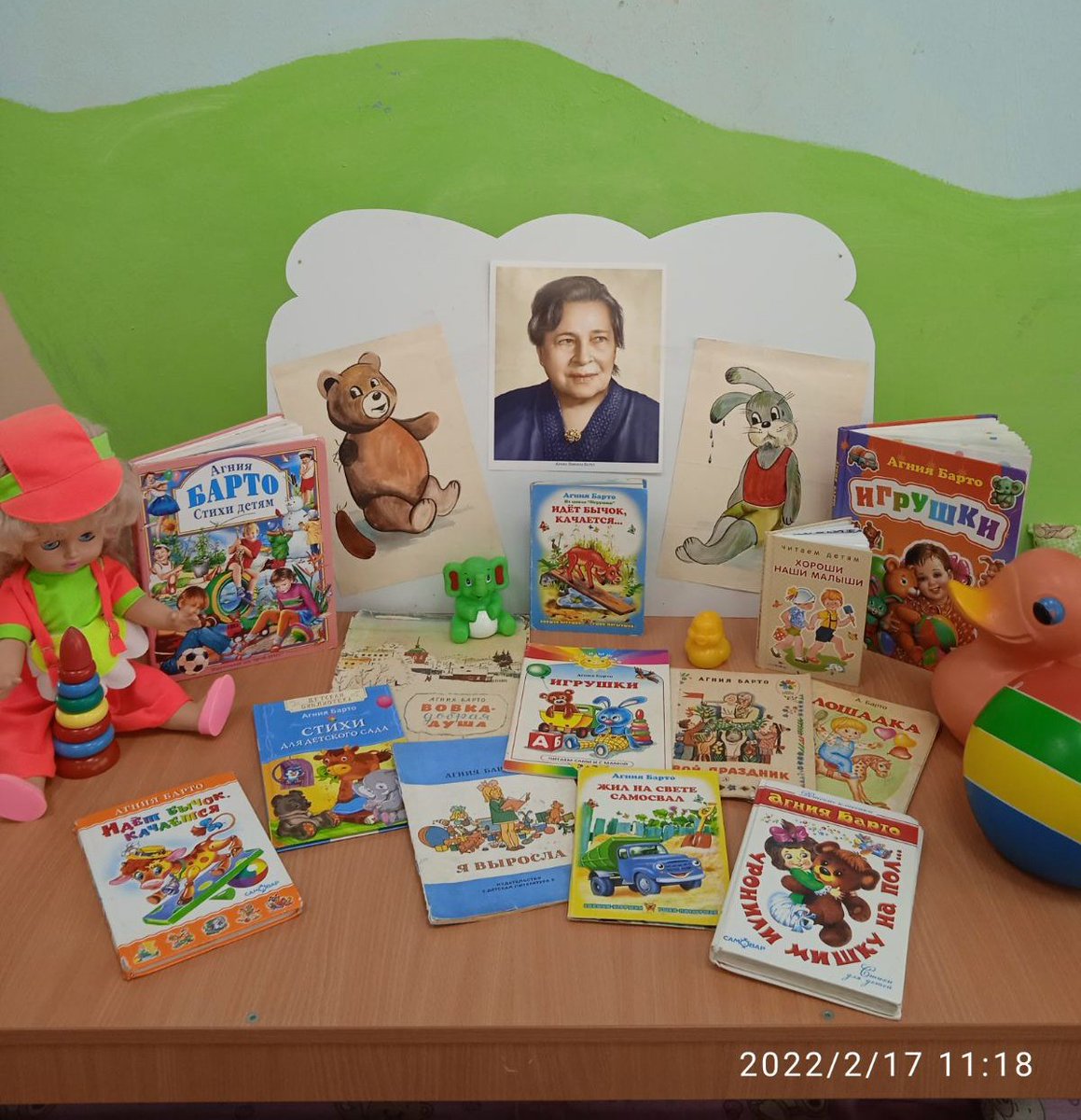 В подготовительной группе "Ромашка" СПДС "Тополек" п.г.т. Алексеевка прошёл тематический день, приуроченный ко дню рождения детской поэтессы А. Барто. Была организована выставка рисунков по произведениям автора и конкурс чтецов.