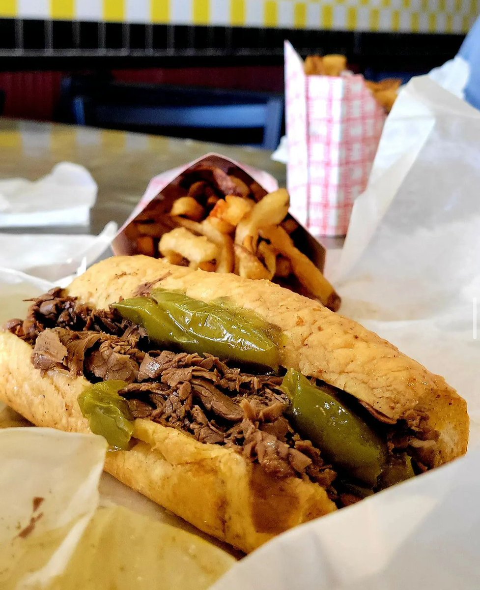 AlsBeef's tweet photo. When out of town friends visit, you know where to take them #alsbeef 📸 @Radio_Wayne https://t.co/9ifvTURExd