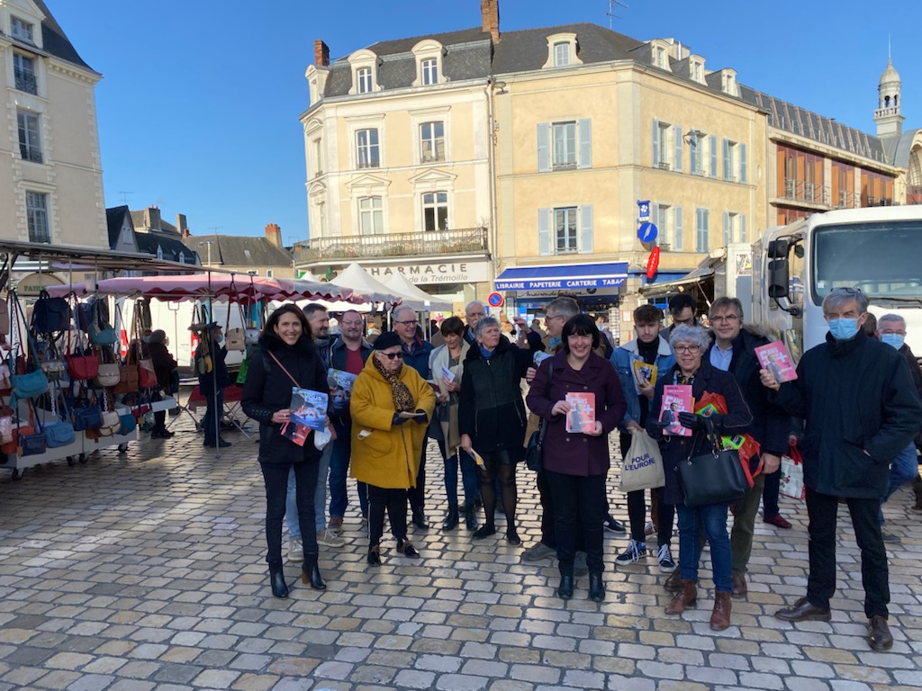 RenaissanceUE53's tweet image. A la rencontre des lavallois ce matin sur le marché. Opération de tractage commune entre les militants de @EnMarche53, @MayenneModem, @Horizons53, @RenaissanceUE53. Merci à @ValerieHayer et @Bannier_G de leur soutien et présence à nos côtés.