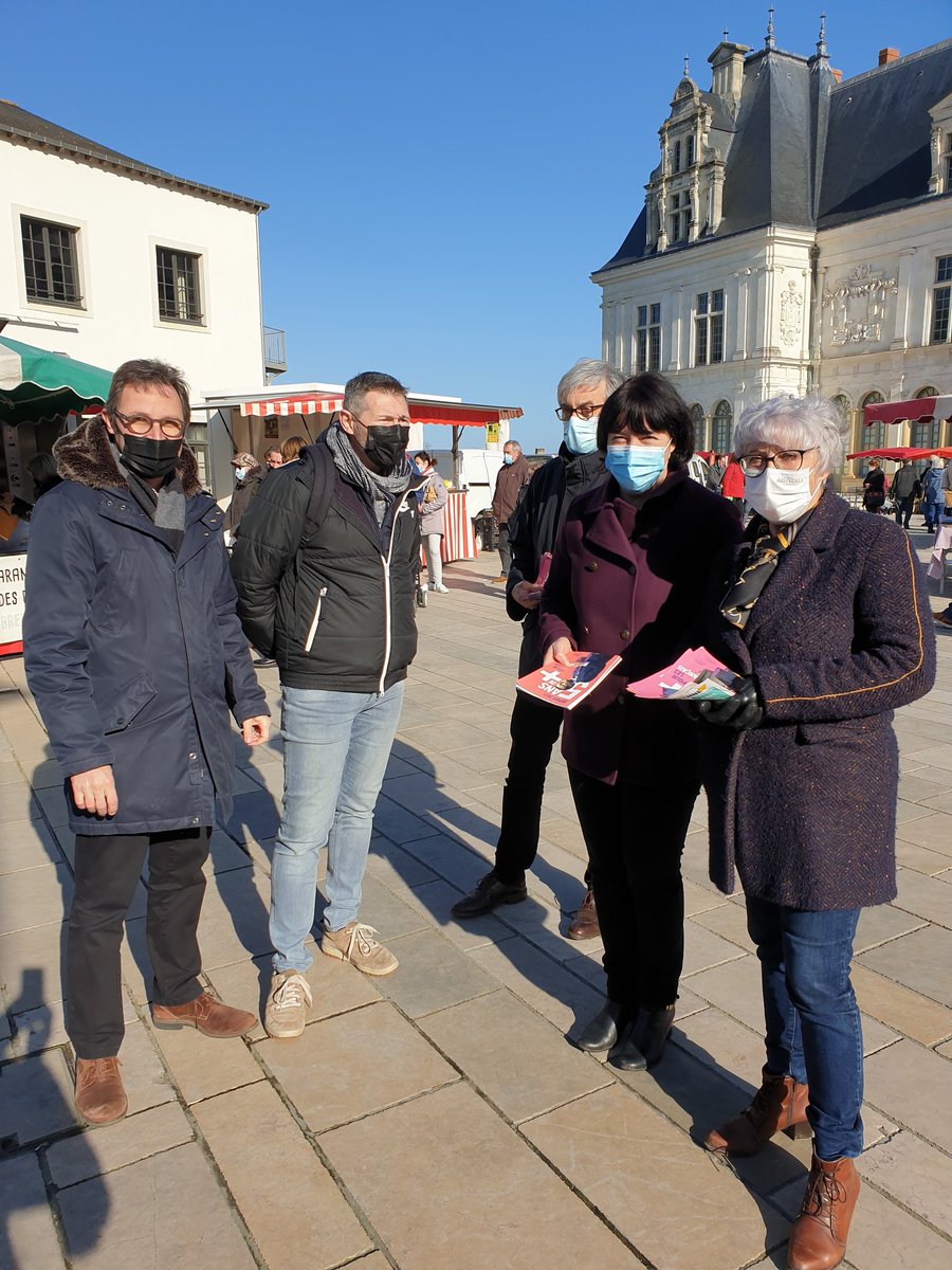 RenaissanceUE53's tweet image. A la rencontre des lavallois ce matin sur le marché. Opération de tractage commune entre les militants de @EnMarche53, @MayenneModem, @Horizons53, @RenaissanceUE53. Merci à @ValerieHayer et @Bannier_G de leur soutien et présence à nos côtés.