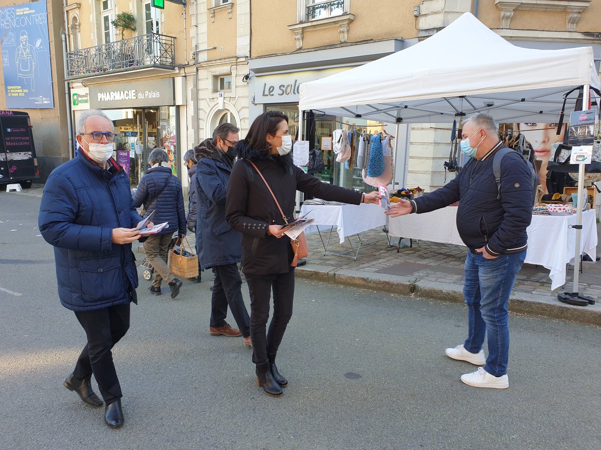 RenaissanceUE53's tweet image. A la rencontre des lavallois ce matin sur le marché. Opération de tractage commune entre les militants de @EnMarche53, @MayenneModem, @Horizons53, @RenaissanceUE53. Merci à @ValerieHayer et @Bannier_G de leur soutien et présence à nos côtés.