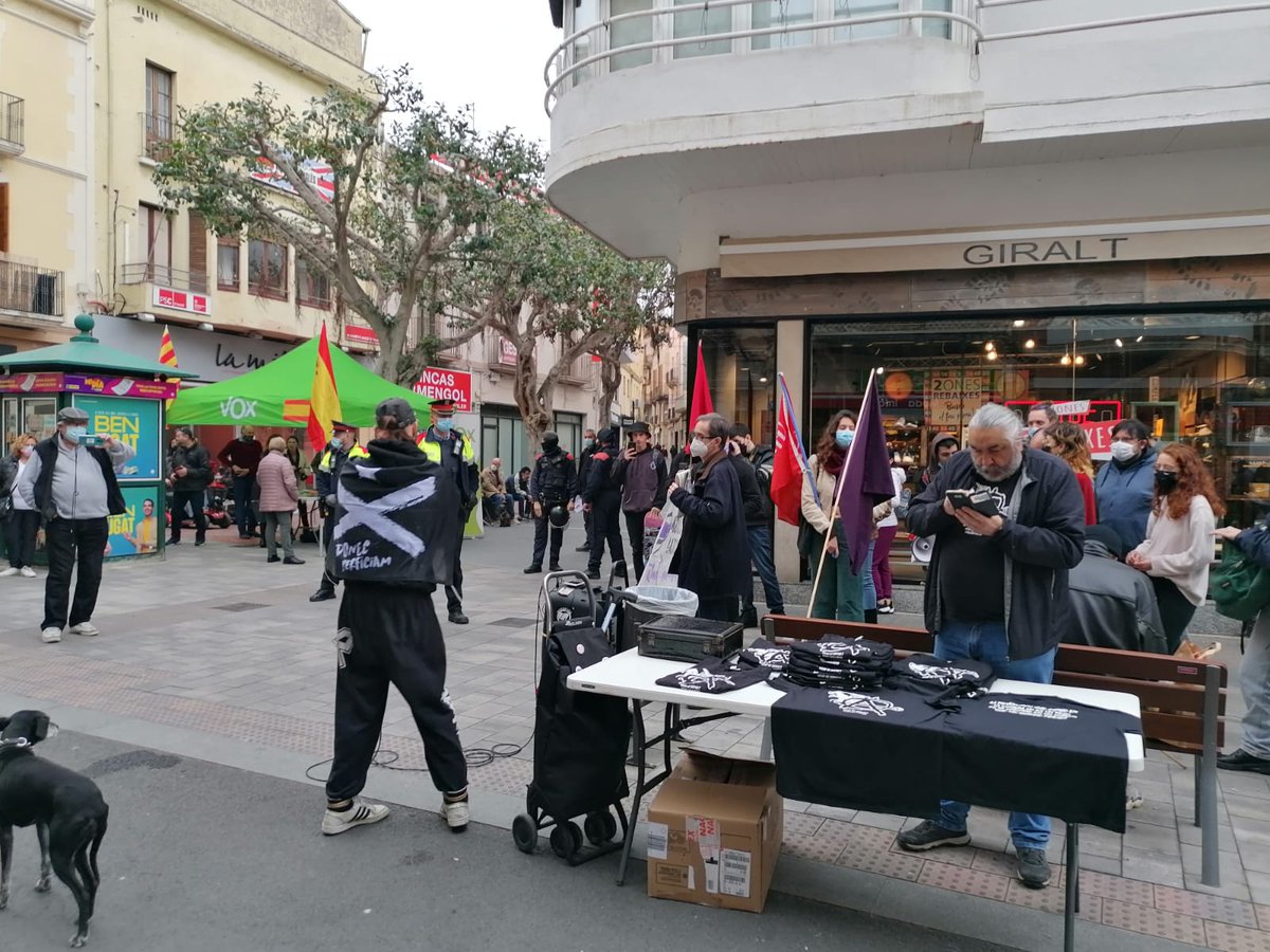 PrimariesElVen's tweet photo. L' @elvendrell_cat ha de donar explicacions de perquè ha permès que la parada de VOX ocupi l'espai, que desde fa més de 200 dissabtes utilitza l'ANC per donar suport als presos, represaluats i exiliats. Que han pretés, que es provoquessin aldarulls?. Volem una explicació! https://t.co/u7mTghu7RG