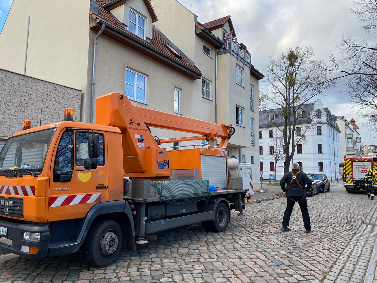 FwPotsdam's tweet photo. Wir stellen vor: Eine neue taktische Einheit
Die @SWP_Potsdam unterstützen uns mit einem #Hubsteiger, da unsere #Drehleitern aktuell keine Pause haben. Somit #Einsätze schneller abgearbeitet werden. Wir bedanken uns für die schnelle und spontane Unterstützung🤝 https://t.co/eXNB7wED9z