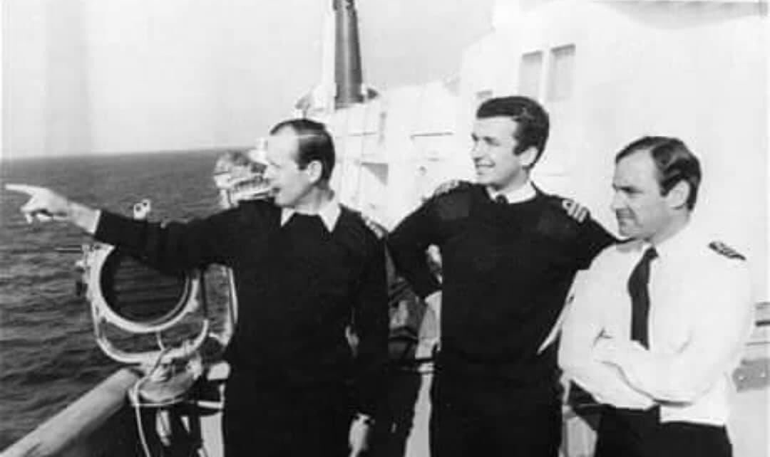 #GuerraDeMalvinas #40años
Algunos de los Capitanes que se volvieron a Gran Bretaña sin los buques de guerra que comandaban:
David Hart Dike #HMSCoventry hundido el 25-5-1982
Alan West #HMSArdent hundido el 22-5-1982
Nick Tobin #HMSAntelope hundido el 24-05-1982