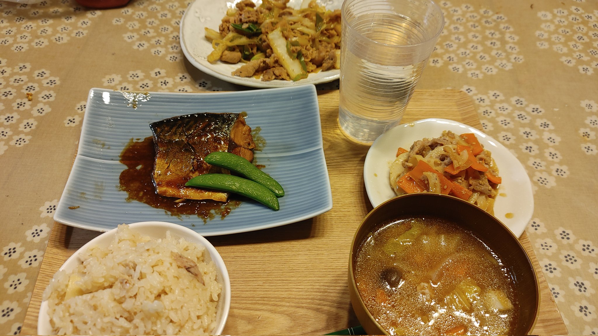 Tina なーちゃんが鯖の味噌煮作ってたから 真似したー たけのことツナの炊き込みご飯 豚汁 さばの味噌煮 れんこんのきんぴら 白菜と豚肉のレモン炒め 今日もたくさん食べました ダイエットって何だっけ T Co Qdg4dkzkce Twitter